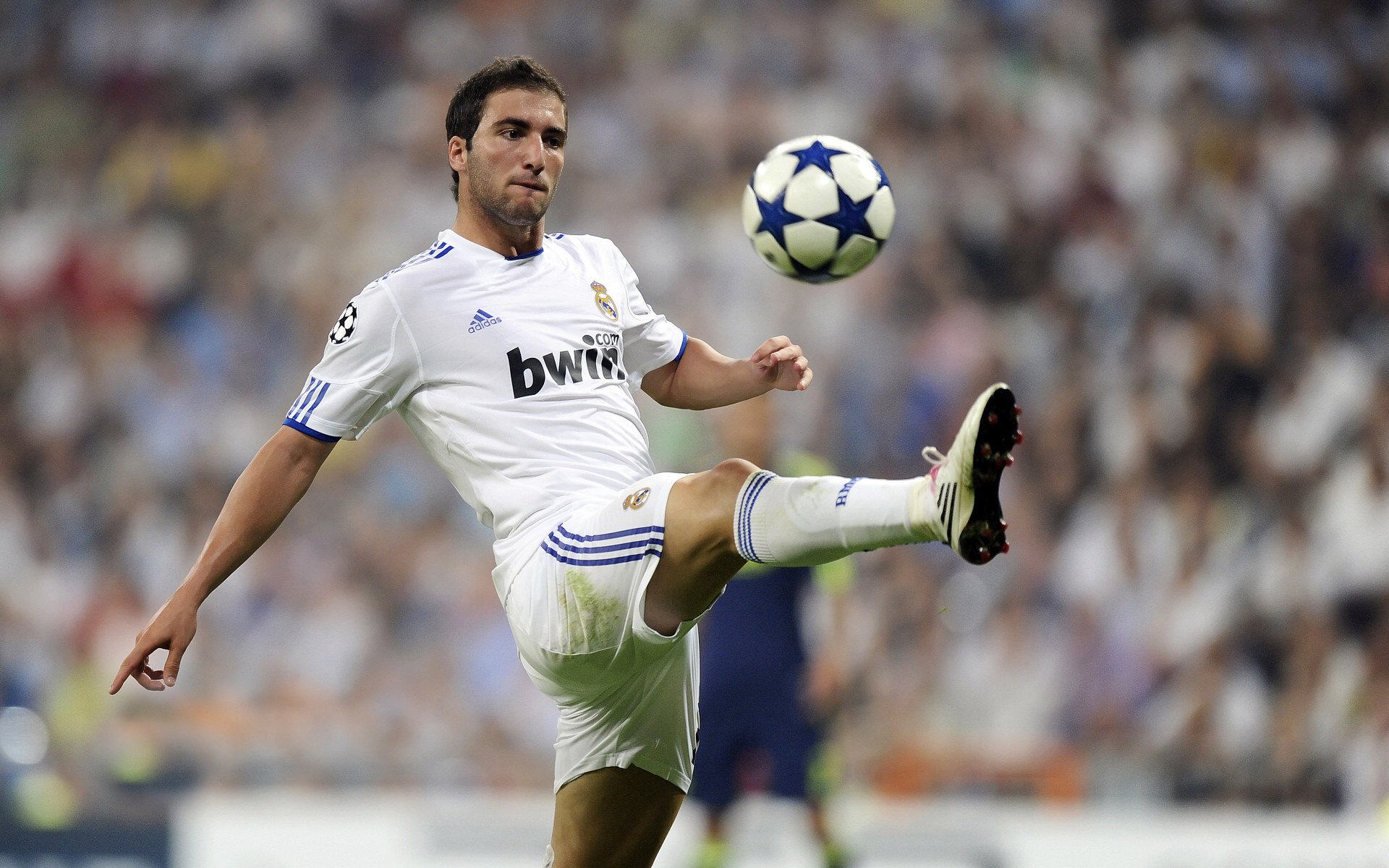 九游app下载-当德意志铁骑遇上欧洲红魔，莱奥在勒沃库森闪耀的巨星时刻